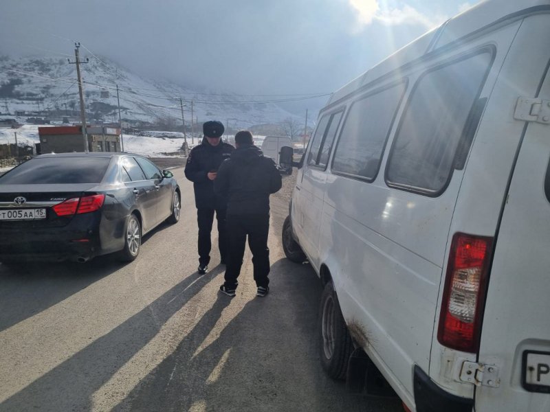 Госинспекторы технического надзора ОГИБДД Алагирского района проверили техническое состояние общественного транспорта